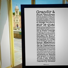 Charger l'image dans la galerie, Affiche Grandir à Port-Vendres Hello Terroir - aperçu dans cadre face à l'église