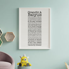 Charger l'image dans la galerie, Affiche Grandir à Banyuls - Hello Terroir- Aperçu dans décor chambre d'enfnt