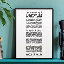Charger l'image dans la galerie, Affiche Poster Hello Terroir Vacances à Banyuls dans décor