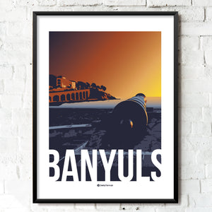 Affiche poster Hello Terroir Baie de Banyuls canon et arcades au coucher du soleil. Style moderne et graphique, couleurs chaudes. Dans décor cadre au mur